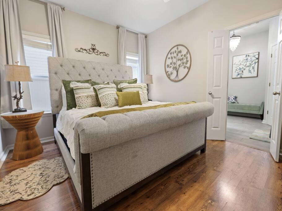 River Walk At Mud Island Apartment