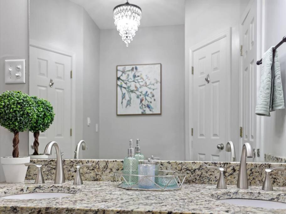 River Walk At Mud Island Apartment *